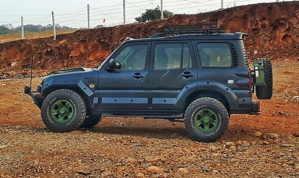 2006 mahindra scorpio modified black side profile