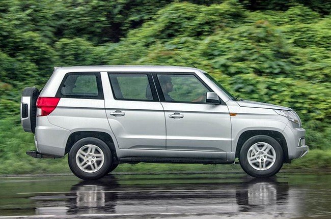 Mahindra TUV 300 action right side