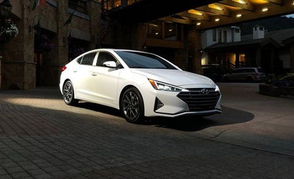 2019 hyundai elantra sedan white