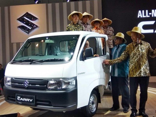 2019 suzuki carry white front angle with people
