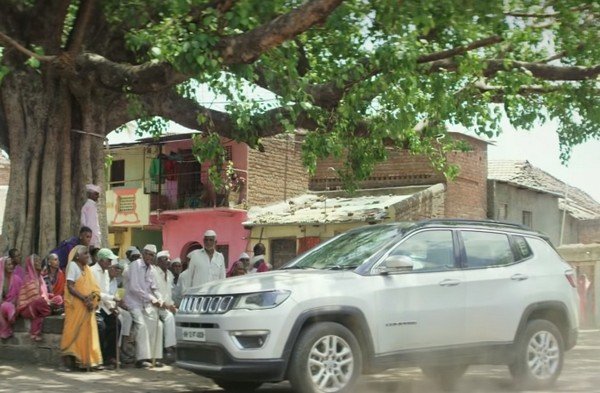 jeep compass suvs-bring villagers to the polling booths