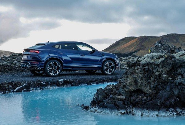 lamborghini urus blue side angle