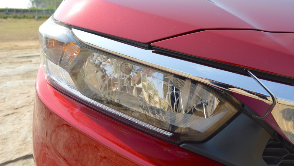 2018 Honda Amaze red head lamp