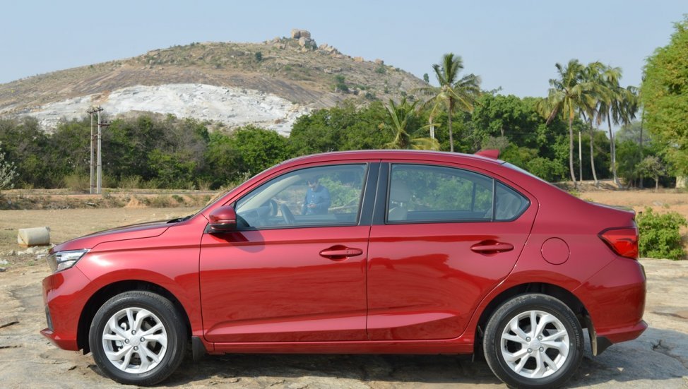 2018 Honda Amaze red side profile