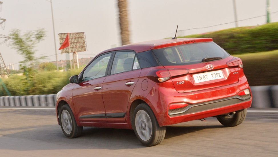 2018 Hyundai Elite i20 red rear angle