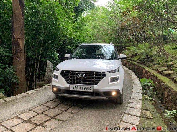 2019 hyundai vneue white front angle