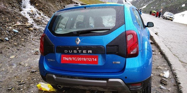2019 renault duster spied blue rear angle