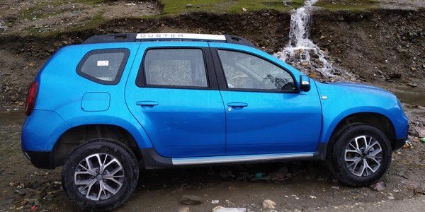 2019 renault duster spied blue side angle