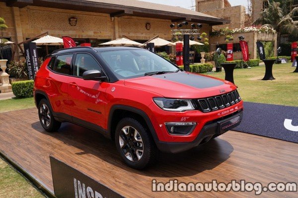 Jeep compass trailhawk front three quarters left side