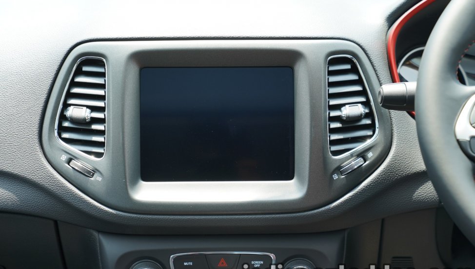 2019 Jeep Compass Trailhawk touchscreen infotainment system