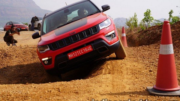 2019 jeep compass trailhawk off-road action