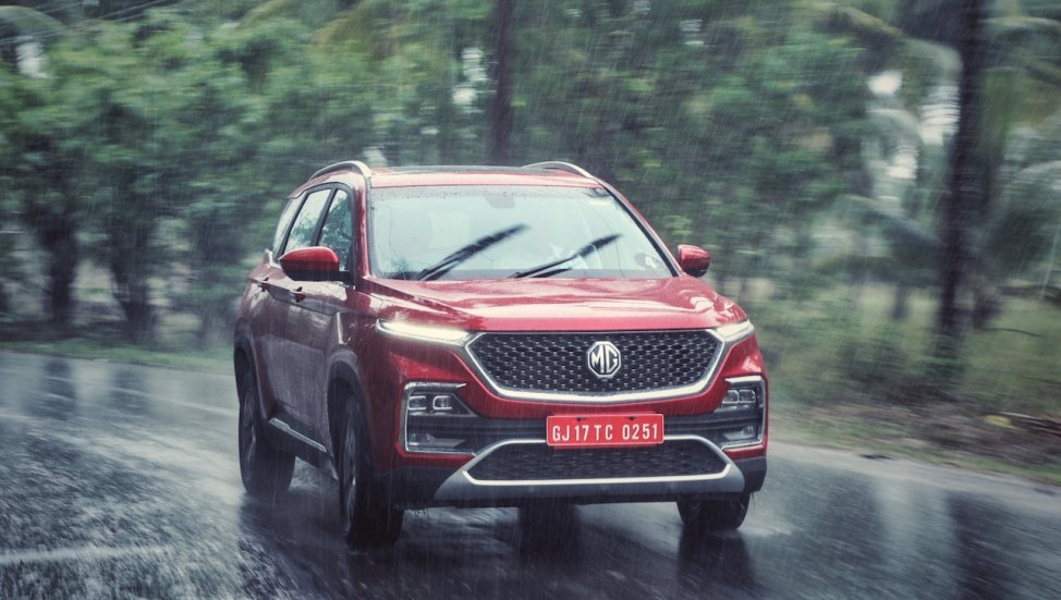 2019 MG Hector red front angle in rain