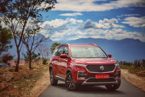 mg hector test drive red front view