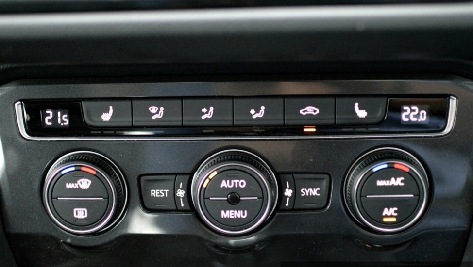 2017 Volkswagen Tiguan interior AC controls