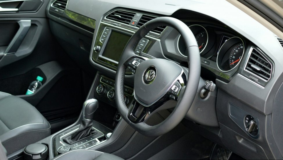 2017 Volkswagen Tiguan interior dashboard