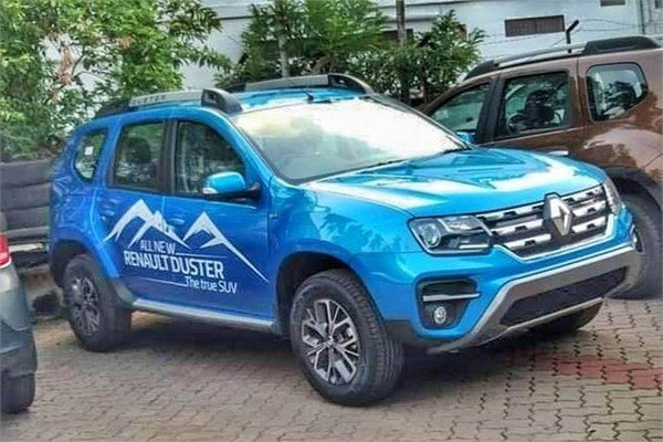 2019 Renault Duster blue side profile angle