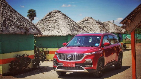 mg hector red colour front three quarters right side