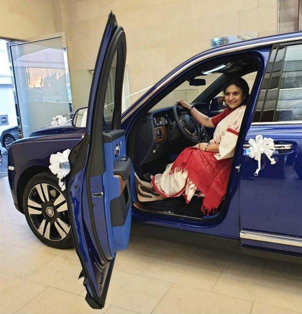 Abhini Sohan Roy Rolls Royce Cullinan blue side profile