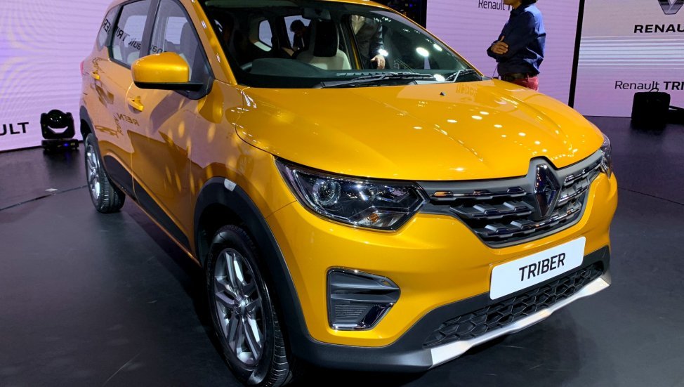 2019 Renault Triber orange front angle 1