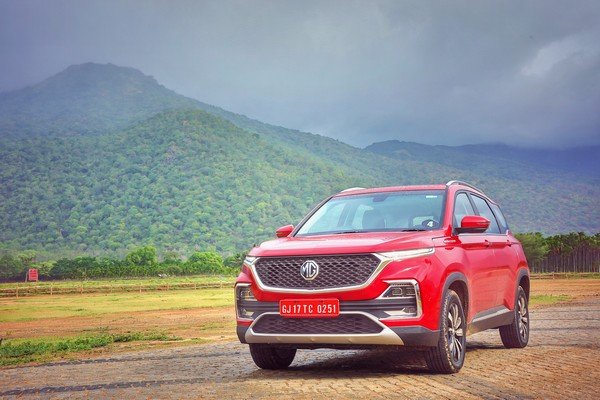 mg hector red three quarter right side