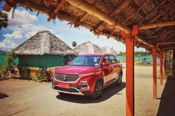 MG Hector red three quarter