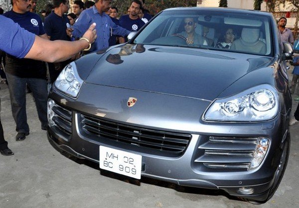 akshay kumar porsche cayenne