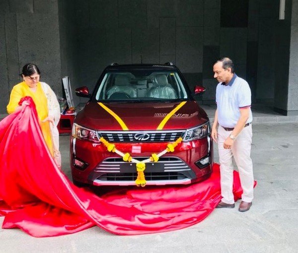 mahindra xuv300 amt front view