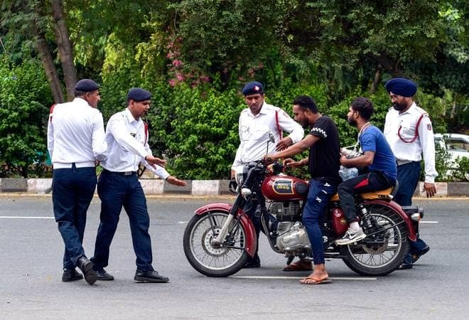 delhi police officer stop a motorbike