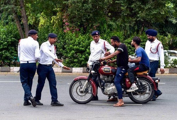 delhi police stopped traffci violators