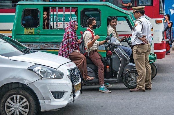 police stop traffic rules violators