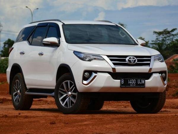 Front side view of the Toyota Fortuner