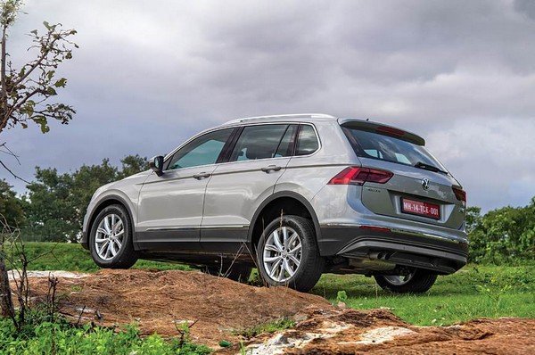 2017 volkwagen tiguan grey rear angle 