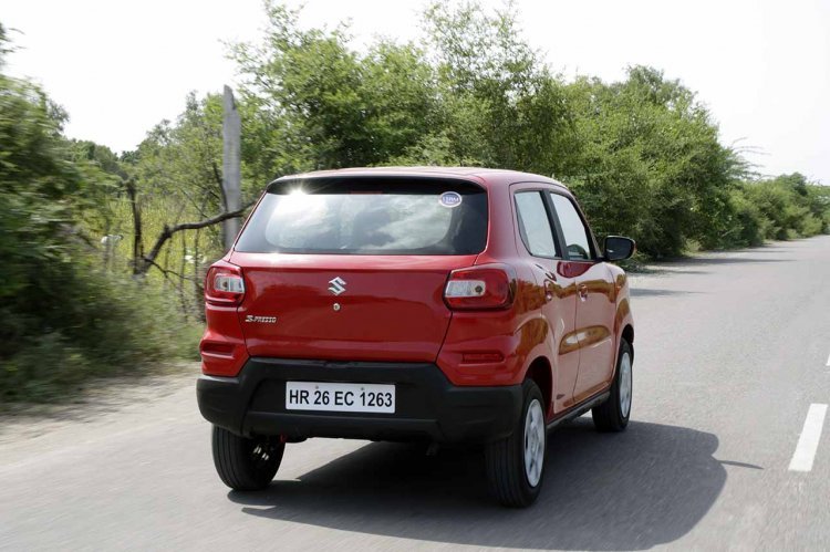 S-Presso's rear is a haunched up affair and the dual-tone bumper follows the SUV theme here as well.
