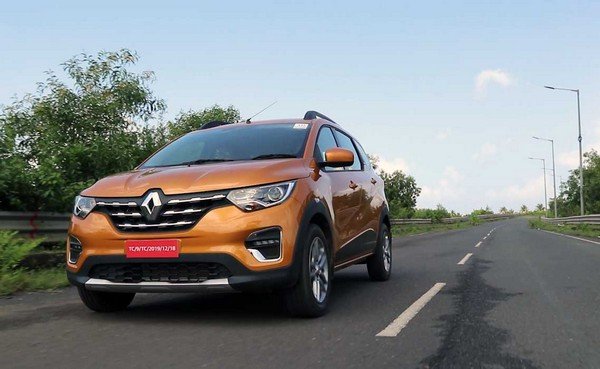 renault triber on road