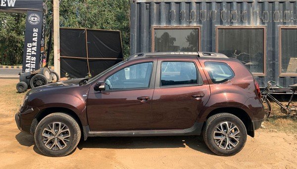 renault duster blue side angle