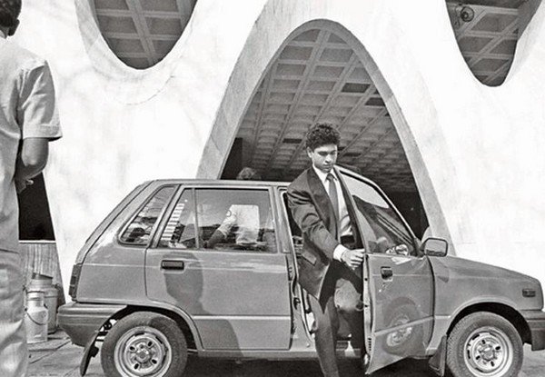 sachin tendulkar car collection - maruti 800 with sachin side angle