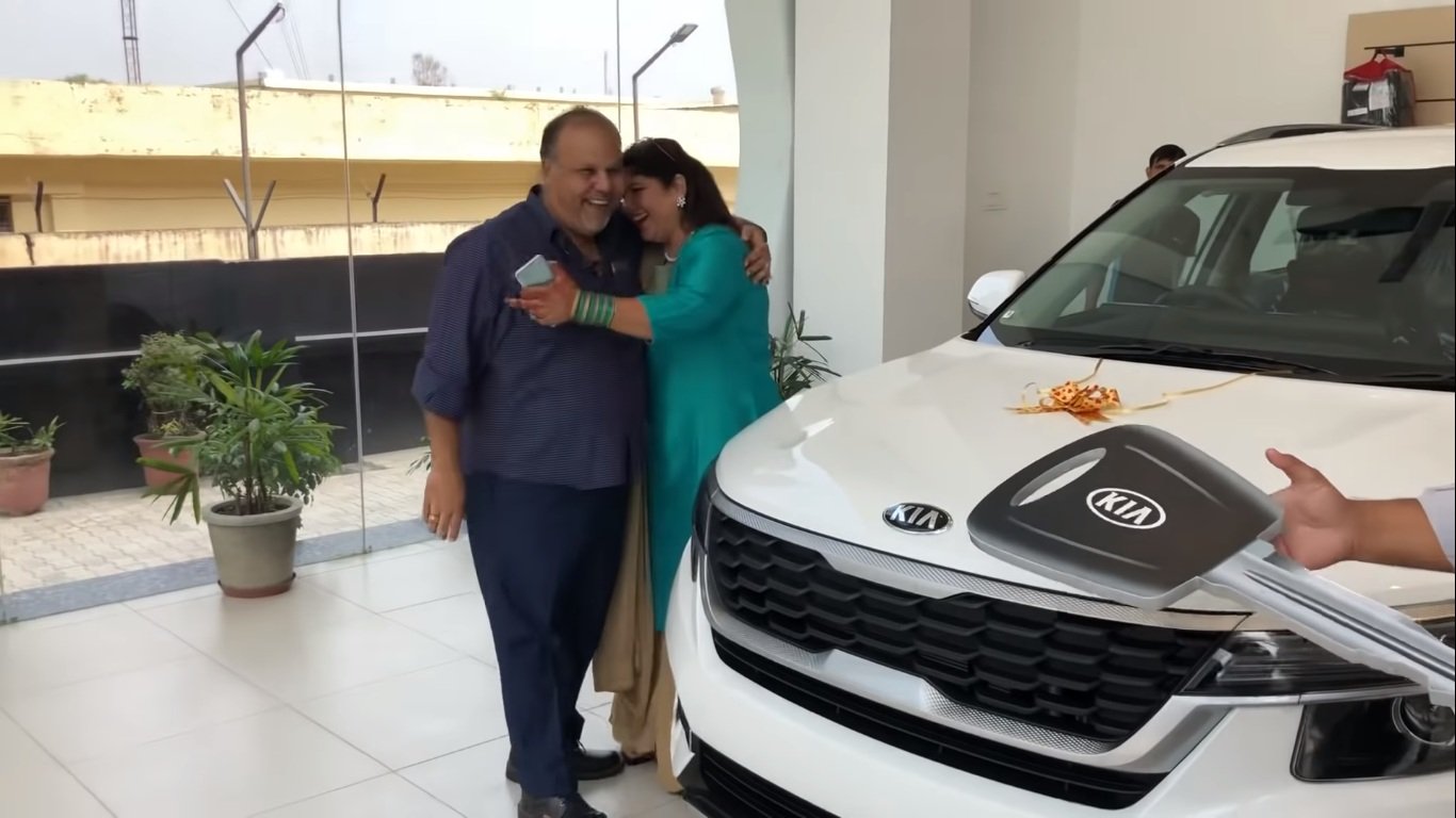 Husband Gifts A Kia Seltos To Wife On Silver Jubilee Anniversary [VIDEO]