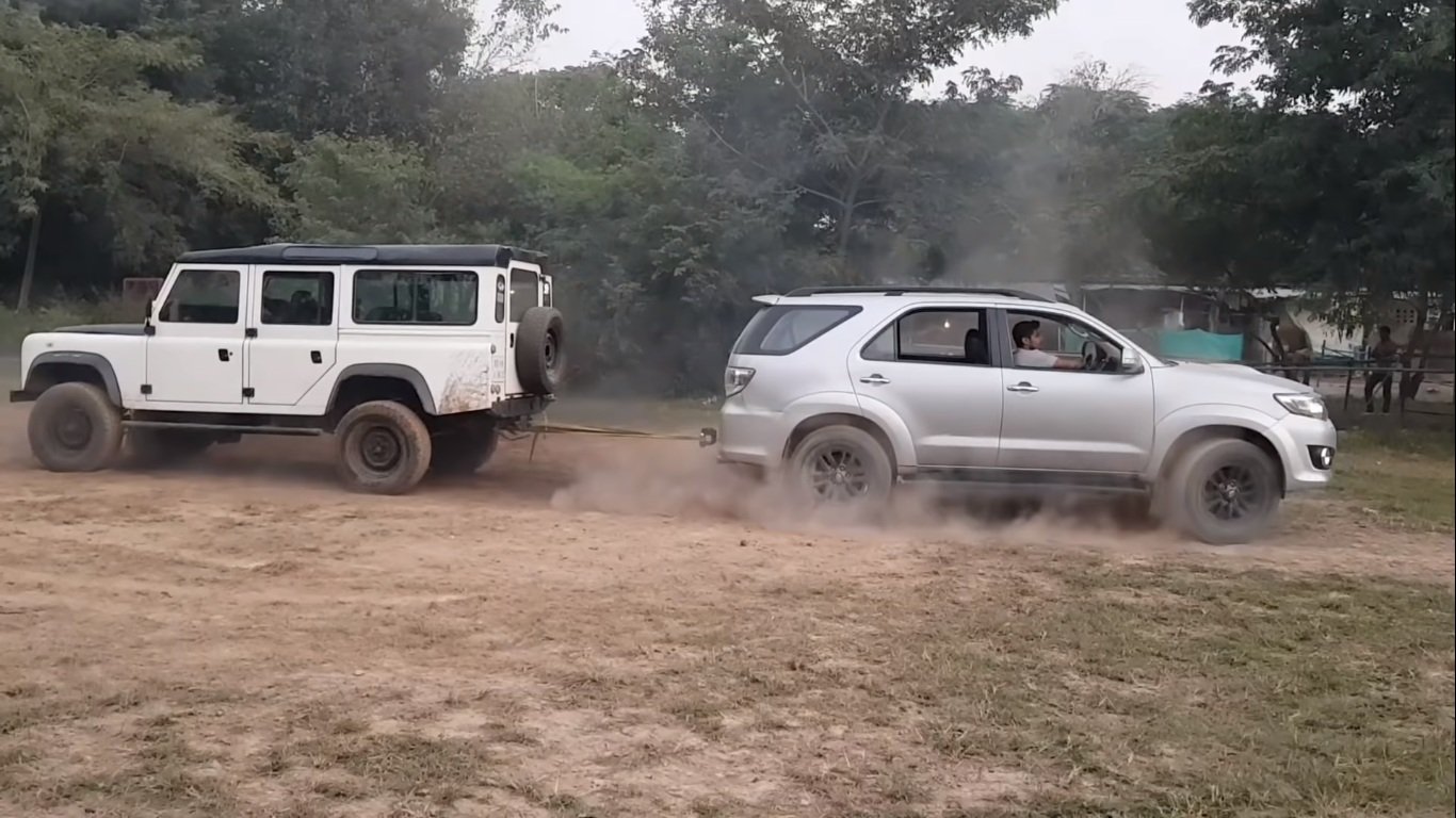 Toyota Fortuner vs Land Rover Defender Tug of War