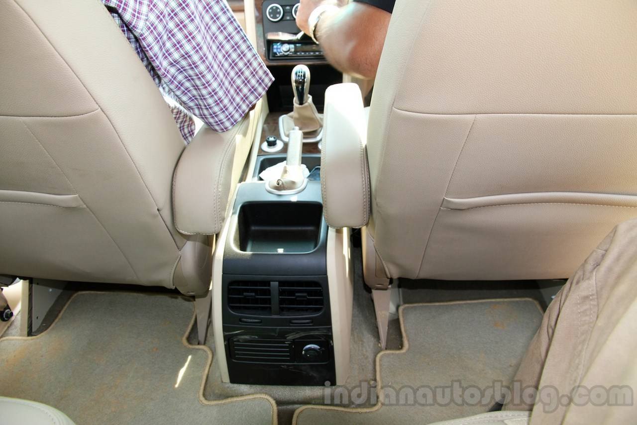 Tata Safari Storme interior gearshift 2