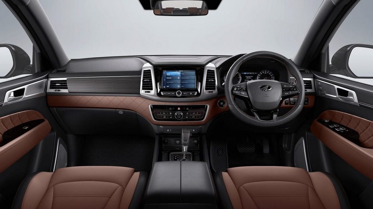 Inside-view-of-the-Mahindra-Alturas-G4