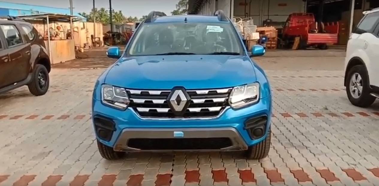 Renault Duster blue front