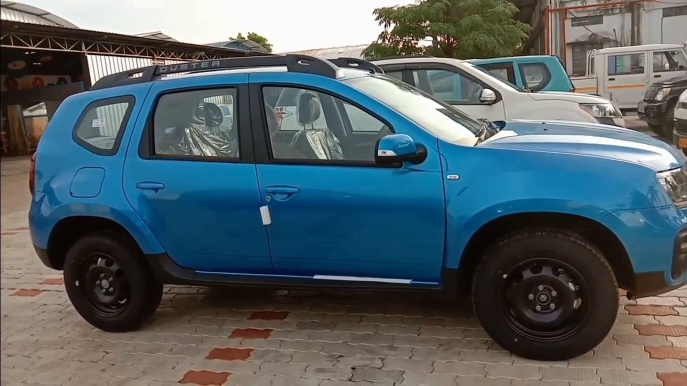 Renault Duster blue side profile