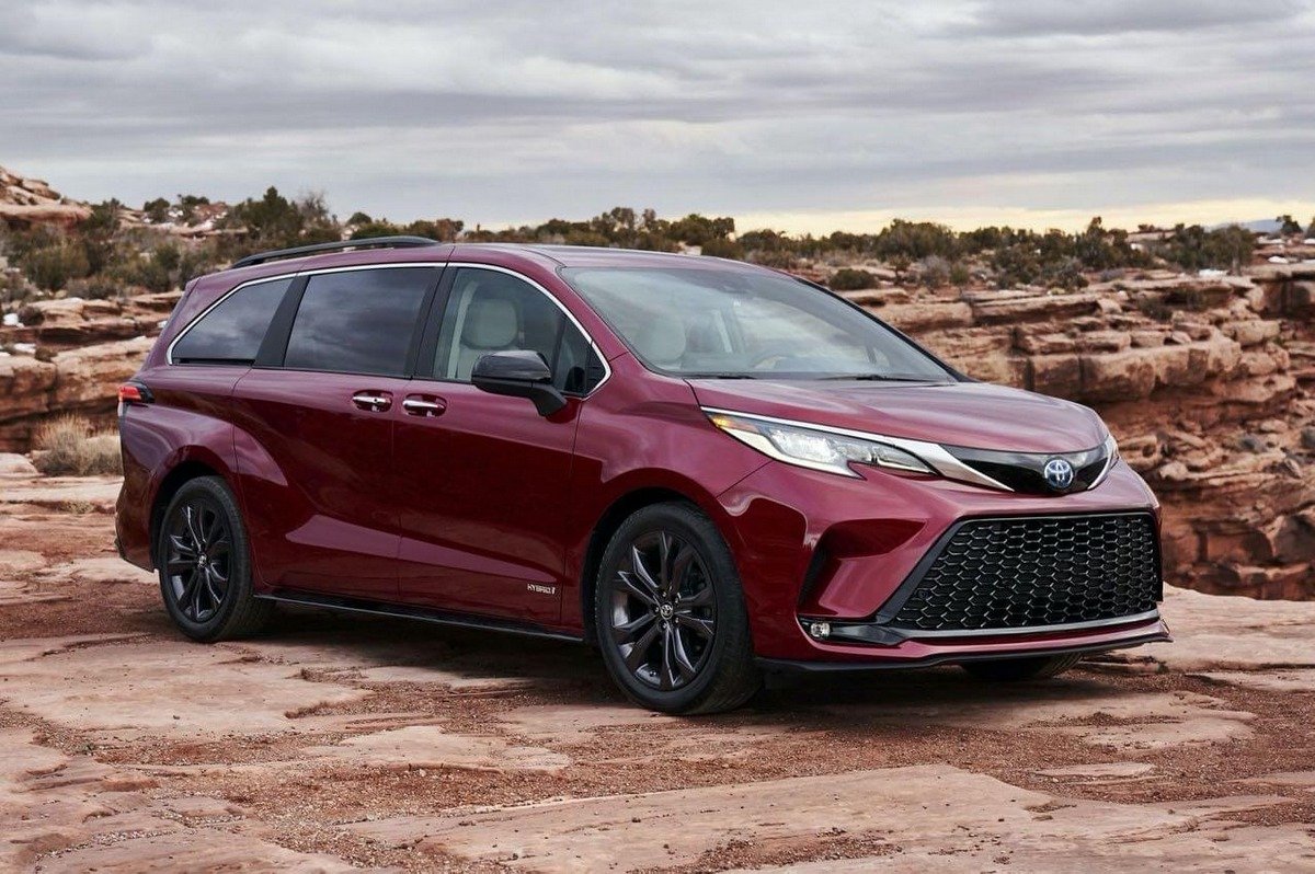 Front-side-look-of-the-Toyota-Sienna