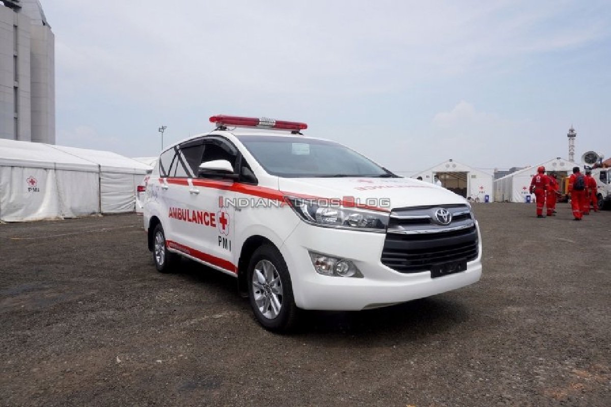 Toyota Innova ambulance front angle