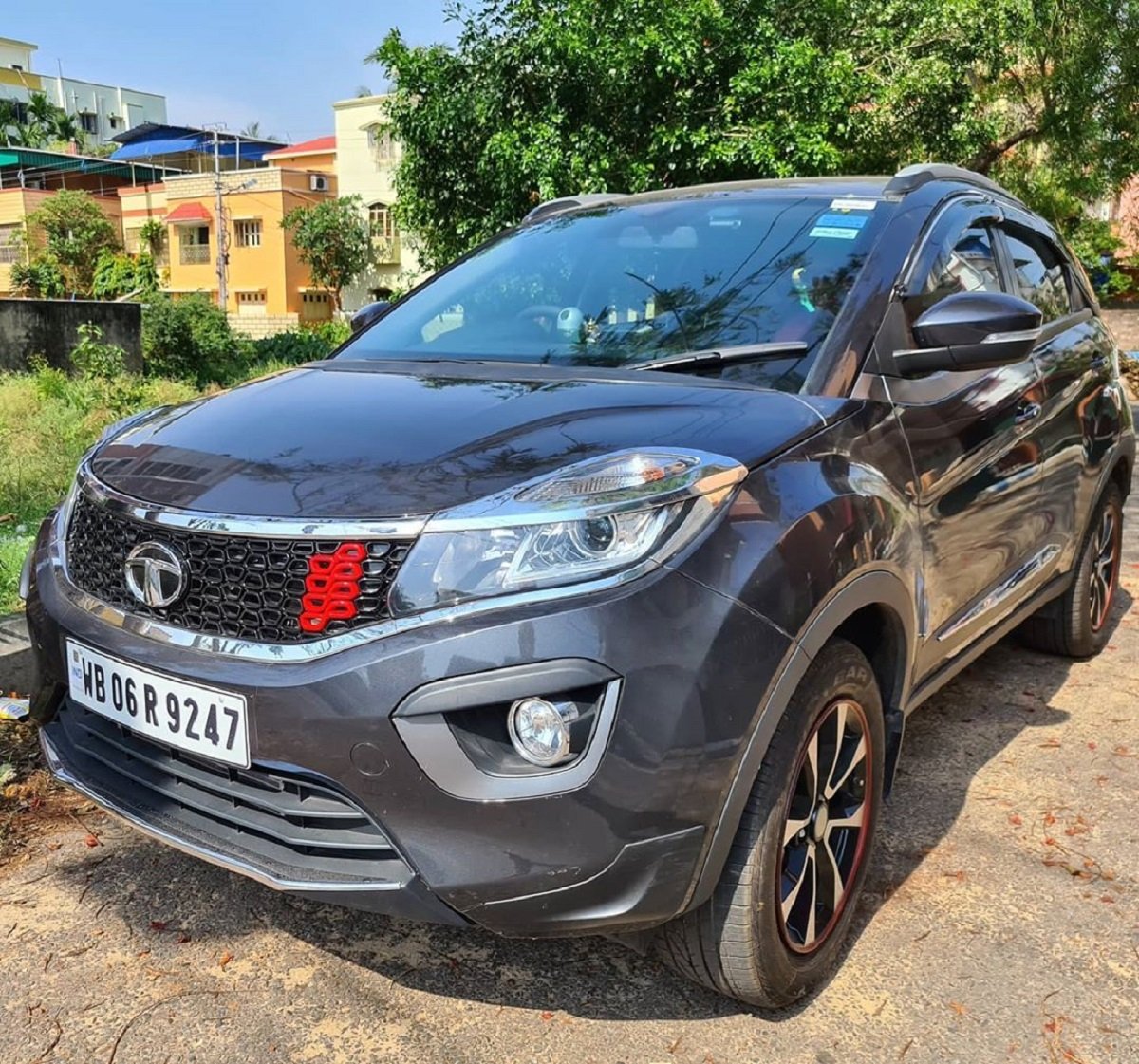 Old Tata Nexon With Mag Wheels of Facelift - Not Bad, eh? 