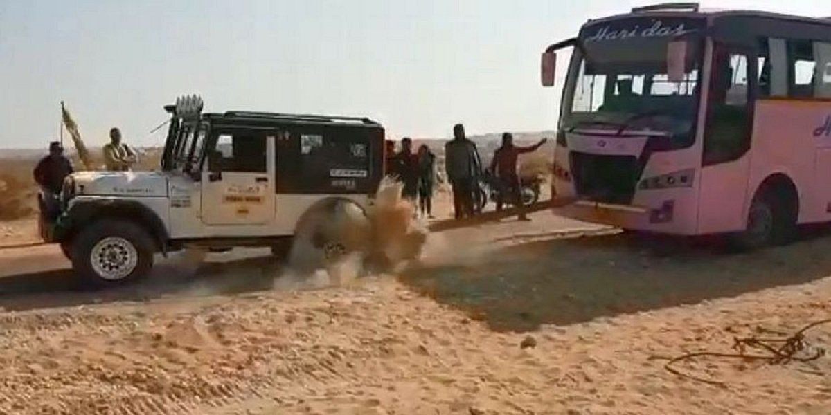 Mahindra Thar Rescues a Bus stuck in sand