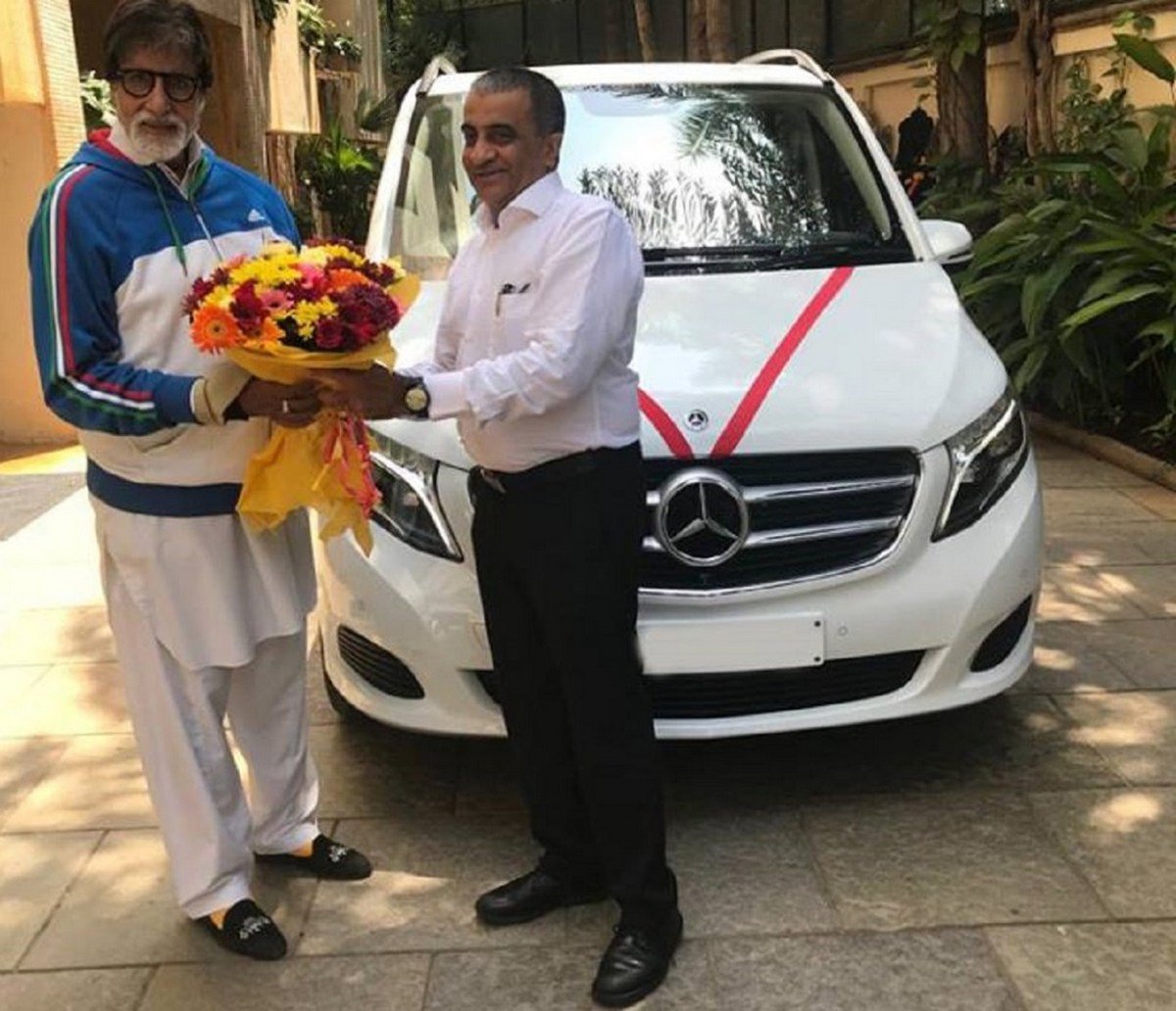 Mr-Bachchan-taking-deliverof-his-Mercedes-Benz-V-Class