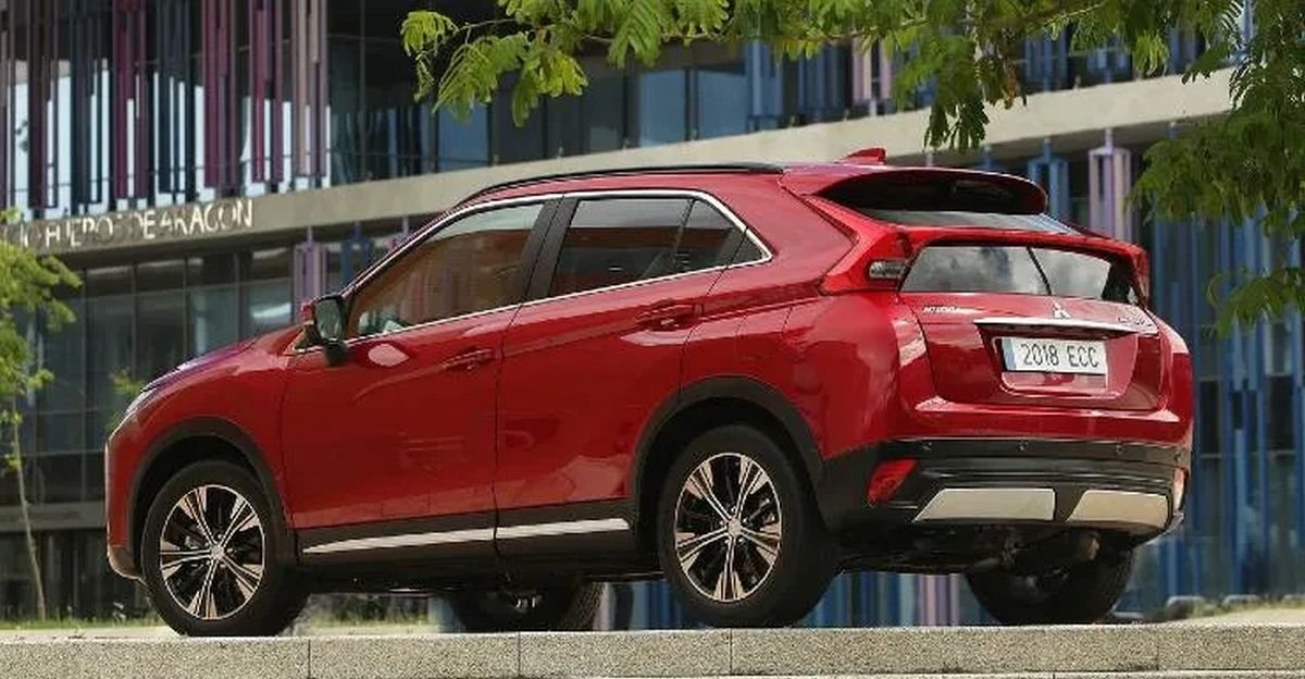 Rear-side-view-of-the-SUV