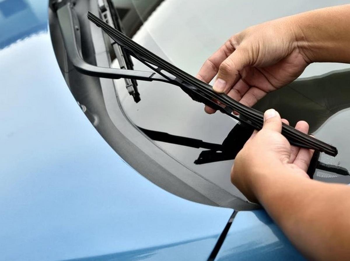 wiper blade cleaning image