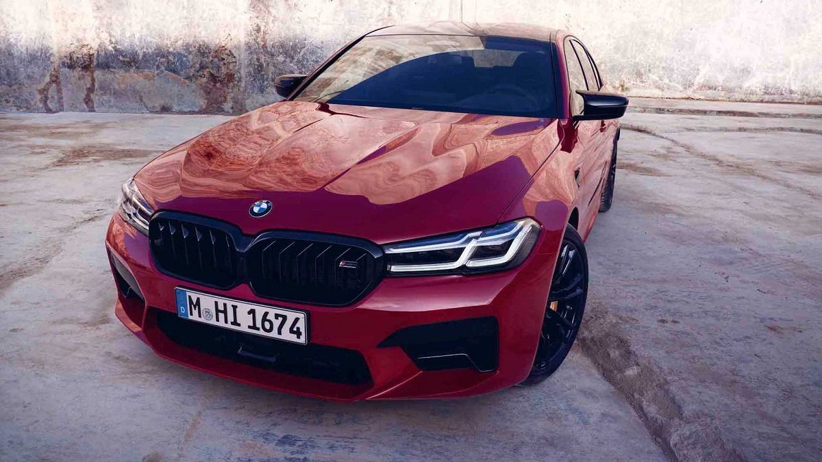 2021 BMW M5 front angle